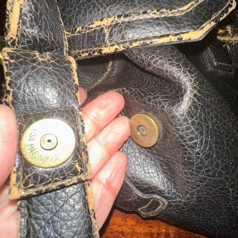 FINA FIRENZE TRAVEL DISTRESSED LEATHER MESSENGER BAG MANY POKETS .